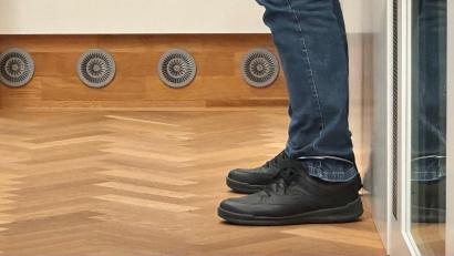 Bild: Stefanie Kraus
Der Angeklagte wurde in Fußfesseln vor dem Landgericht Amberg vorgeführt.