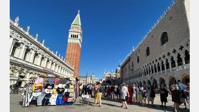 Bild: Christoph Sator/dpa
In Venedig sollen Tagesbesucher künftig bis zu zehn Euro bezahlen. (Archivbild)