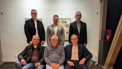 Bild: pz
In den Gremien der Leo-und-Helga-Enslein-Stiftung gab es Veränderungen: Dr. Wolfgang Fortelny (sitzend, Mitte) ist als Zweiter Vorsitzender ausgeschieden, auf ihn folgt Rainer Huber. Den freien Platz im Stiftungsrat besetzt künftig Bernd Sommer (rechts). Hinten (stehend, von links) Stiftungsvorsitzender Christian Schönberger sowie die Stiftungsrats-Mitglieder Matthias Rath und Johannes Bauer.