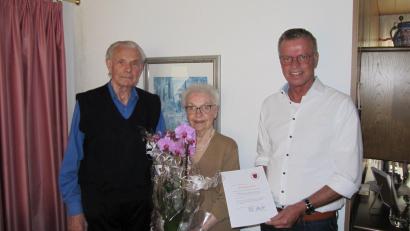 Bild: fg
Erster Bürgermeister Hermann Falk gratuliert den Eheleuten Hildegard und Andreas Wächter zum 70-jährigen Ehejubiläum, genannt Gnadenhochzeit.