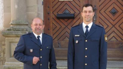 Bild: Polizeiinspektion Auerbach in der Oberpfalz
Bei der Polizei in Auerbach übergibt (von links) Polizeihauptkommissar Manfred Plößner den Stab an Polizeioberkommissar Alexander Schmitt.
