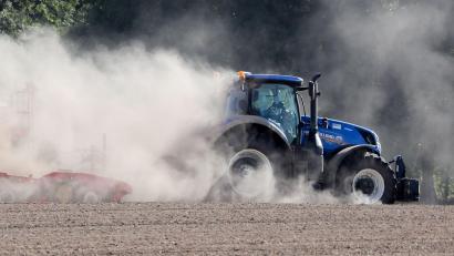 Symbolbild: Jan Woitas/dpa
Ein Traktor ist im Landkreis Schwandorf über frischen Teer gefahren.
