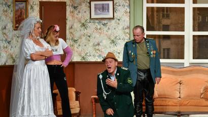 Bild: Petra Hartl
„Du lebst nur zweimal“ heißt das das Lustspiel von Comedian Tom Gerhardt. Mit ihm als Hausmeister Krause standen Irene Schwarz, Stefan Preiss, Stephan Bieker und Luana Bellinghausen auf der Stadttheaterbühne.