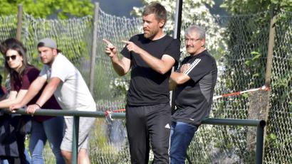 Archivbild: Hubert Ziegler
Simon Eisinger (Zweiter von rechts), Trainer der Fußballerinnen des TSV Theuern, war vor einigen Jahren auch in Fürth in der Verantwortung.