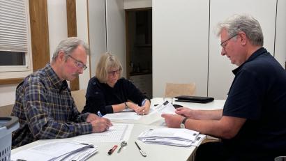 Bild: Gentzwein/exb
Der gemeinsame Vertrauensausschuss der Gemeinden Schwarzenfeld, Nabburg und Pfreimd machte sich am Sonntag im Bonhoefferhaus in Nabburg an die Auszählung der Stimmen. Von links nach rechts: Roland Willecke, Nicole Blank und Rolf Linke bei der Arbeit.