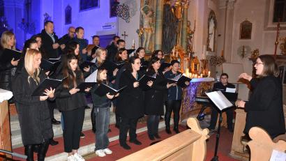 Archivbild: jr
Wie im Vorjahr (Bild) gibt der Chor „Grazie A Dio“ heuer wieder ein Benefizkonzert in der Leonberger Pfarrkirche. Gesungen wird am Sonntag, 3. November, ab 19 Uhr, der Eintritt ist frei.