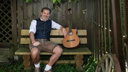 Bild: Thomas Mayer
Seit mehr als 20 Jahren begeistert der niederbayerische Musikkabarettist Thomas Mayer alias Vogelmayer seine Zuhörer in ganz Bayern mit Musik und Humor – im November auch in Eslarn.