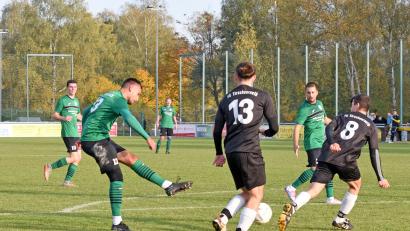 Bild: Gebert
Der SV Mitterteich II gewann am vergangenen Sonntag beim FC Tirschenreuth mit 5:2. Hier schießt Daniel Lauterbach (links) zum 5:2-Endstand ein. Am 16. Spieltag empfängt die Landesliga-Reserve den ASV Wunsiedel.