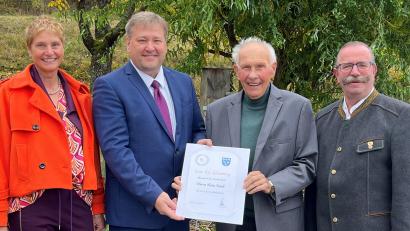 Bild: Stefan Braun/exb (Selbstauslöser)
Gratulanten und Jubilar (von links): 3. Bürgermeisterin Monika Breunig, 1. Bürgermeister Stefan Braun, Altbürgermeister Hans Raab und 2. Bürgermeister Andreas Otterbein.