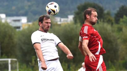 Archivbild: G. Büttner
Im Spiel gegen Kirchenthumbach gelang der DJK Weiden (weiße Trikots) bislang der einzige Sieg der Saison. Nun wechselte das Tabellenschlusslicht den Trainer und will am gegen Haidenaab am Sonntag die Wende einleiten.