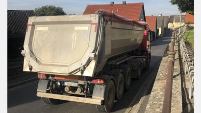 Archivbild: sei
Die Anwohner in der Hüttener Straße in Mantel müssen nach Meinung der Initiatoren gefährliche Engstellen hinnehmen und sind seit Jahrzehnten zunehmendem Verkehrslärm ausgesetzt.