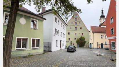 Bild: Gabi Schönberger
Die Gebäude am Pfarrplatz mit dem Betsaal (links) und dem Pfarrhaus (weißes Haus) sollen in Sichtweite der Michaelskirche unter dem Namen "Dekanatshaus" das neue evangelische Zentrum in Weiden werden.
