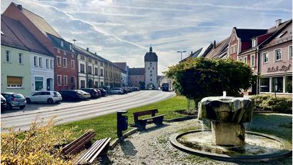 Bild: Gerhard Krones
Nach der Umstufung der Staatsstraße 2123 und der Kreisstraße AS 5 fährt der Schwerverkehr künftig nicht mehr über den Markplatz der Stadt Vilseck