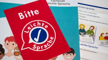 Symbolbild: Sven Hoppe/dpa
Kurze Sätze, einfache Wörter: Darum geht es bei Leichter Sprache.