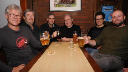 Bild: ge
Nach der Probe setzt sich die Red Fox Blues Band gerne im namensgebenden Wirtshaus zusammen. Dann trinken (von links) Matthias Weber, Peter Wolf, Stephan Kiesel, Thommy Müller, Matthias Sommer und Stefan Sehnke ein Seidel.