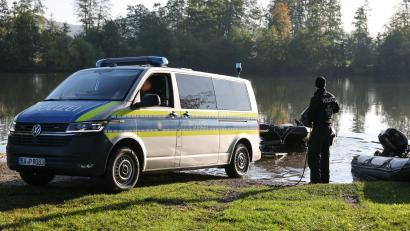 Bild: Daniel Löb/dpa
Das Bild zeigt die Suche nach einer mutmaßlich getöteten 49-Jährigen aus Mittelfranken am Happurger Baggersee. Nun führt die Spur in den Landkreis Schwandorf.