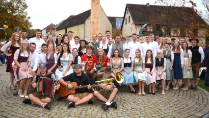 Bild: fdl
Die Ehenfelder Kirwapaare zusammen mit den Musikern der Allerscheynsten, Tanzlehrer Stefan Ott (stehend rechts) und dem neuen Oberkirwapaar Franziska Müller und Fabian Allwang (vordere Reihe, Mitte).