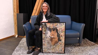 Bild: ubb
Hanne Heck zeigt im Kunsthaus Waldsassen viele ihrer Tierporträts. Dieses Werk, das einen aus einer Baumhöhle herausschauenden Fuchs zeigt, hat sie mit bunten Motiven verfeinert.