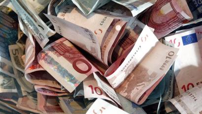 Bild: Symbolbild: Jens Wolf/dpa
Über 100 000 Euro verlor ein Mann aus Amberg-Sulzbach, weil er auf eine Betrugsmasche hereinfiel.