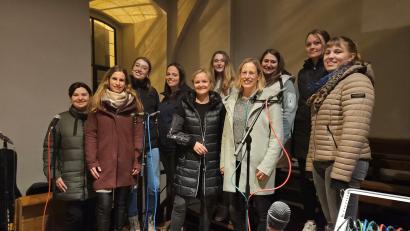 Bild: Sebastian Eiser/exb
Die Sängerinnen von Spirit of Fantasy probten am Donnerstagabend noch einmal für den Jubiläumsgottesdienst, der diesen Samstag um 18 Uhr in der Kulmainer Pfarrkirche beginnt.