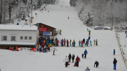 Archivbild: dob
Ski- oder Snowboardfahren am Fahrenberg soll – wie hier im Jahr 2018 – auch in den nächsten Wintern möglich sein. Darum kämpft der Förderverein "Natur Nah Erleben am Fahrenberg e.V." , der ab April 2025 nach dem Turnverein Vohenstrauß den Betrieb übernehmen wird.