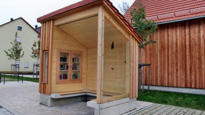 Bild: ds
Der kleine Bücherschrank im neuen Bushäuschen an der Gemeindescheune in Etzelwang bietet die Gelegenheit, sich die Wartezeit mit Lesen zu vertreiben.
