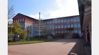 Bild: fz
Immobilie der Gemeinde Altenstadt/WN. Die Mittelschule, angemietet vom Schulverband.