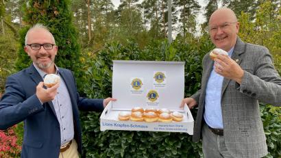 Bild: Claudia Völkl/exb
Die Lions-Präsidenten Thorsten Matheja (links) und Bernhard Gruber (rechts) setzen mit ihren Mitgliedern die Aktion "Krapfenschmaus" fort. Unterstützt werden damit soziale Projekte im Landkreis Schwandorf.