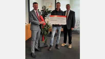 Bild: Sparkasse
Zur Gewinnübergabe kamen (von links): Kundenberater Frank Brandmüller, Sparkassenkunde Johannes Ruder und Filialdirektor Wolfgang Busch