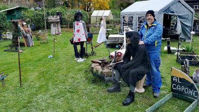 Bild: lnz
Wolfgang Fleischer gestaltet heuer wieder einen Gruselgarten und lädt an Halloween alle Interessierten auf das Anwesen mit der Hausnummer 28 „Am Sieglrang“ in Mitterteich ein. Mit den umfangreichen Vorbereitungen beginnt er alljährlich rund drei Wochen vor dem 31. Oktober.