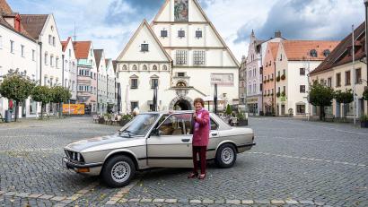 Bild: Peter Klein
Karin Brinke (87) aus Weiden posiert in der Altstadt mit ihrem 3er BMW für den Seniorenkalender.