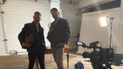 Bild: Steindl/exb
Der Oberviechtacher Paul Steindl (rechts) und Komparsen-Kollege Johannes Fickel bei einem Dreh für die Sendung Galileo.