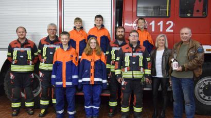 Bild: Tanja Pflaum
Über vier neue Schutzanzüge für die Jugendfeuerwehr freuen sich die beiden Kommandanten Christian Schön und Michael Bäumler (von links), Jugendwart Josef Pflaum junior (Vierter von rechts) und die Mitglieder der Jugendfeuerwehr. Vorstand Valentin Reil (Dritter von rechts) bedankt sich herzlich bei den Spendern Siegfried Kraus und seiner Frau Sandra (von rechts).