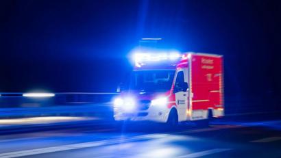 Symbolbild: Marcel Kusch/dpa
Der Rettungsdienst bringt beide Verletzte zur Behandlung in eine Klinik. (Symbolbild)