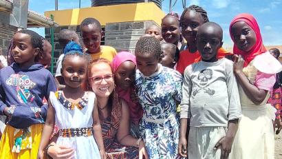 Bild: Leben und Lernen in Kenia/exb
Johanna Heider im Kreis von Kindern, die vor Ort betreut werden. Das Foto entstand beim letztjährigen Besuch.