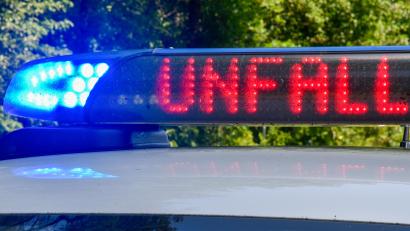 Bild: Petra Hartl
Nach einem schweren Unfall mit mehreren Fahrzeugen auf der B8 bei Pfatter (Landkreis Regensburg) musste die Bundesstraße gesperrt werden.