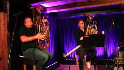 Bild: prh
Mit einem virtuosen Konzert begeisterte der Ausnahmemusiker Andreas Martin Hofmeir (links), Gründungsmitglied der Kultband "LaBrassBanda", mit seinem Tuba-Quartett "European Tuba Power" das Publikum in der ausverkauften Tenne des Schafferhofs.