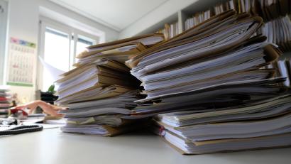 Symbolbild: Bernd Weißbrod/dpa
Die bayerische Staatsregierung will Bürokratie abbauen.