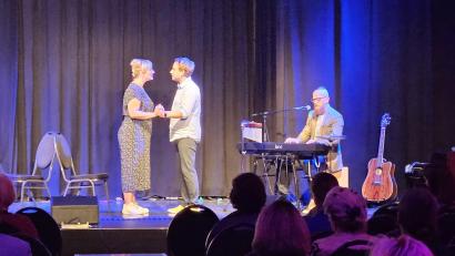Bild: LfP/Claudia Bunk/exb
Das Improtheater "Die Stereotypen" aus Bielefeld fand einen empathischen und humorvollen Zugang zu dem sensiblen Thema „Demenz“ mit Theater und Gesang