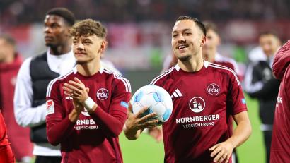 Bild: Daniel Karmann/dpa
Für den dreifachen Nürnberger Torschütze Julian Justvan gab es am Ende den Spielball.