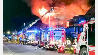 Bild: Benjamin Liss/EinsatzReport24/dpa
Um das Feuer im Mitarbeiterhaus zu löschen, rücken zahlreiche Einsatzkräfte aus. (Symbolbild)