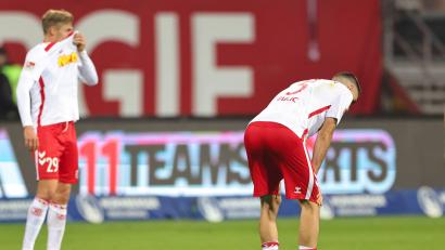 Bild: Daniel Karmann/dpa
Die Regensburger Elias Huth (links) und Rasim Bulic sind fassungslos. 3:8 beim Club, mehr als ein Debakel.