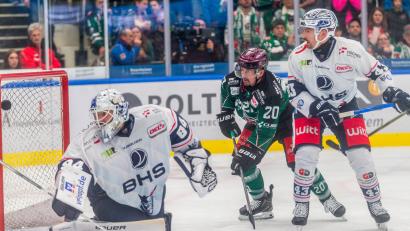 Bild: Peter Lion
Szenen aus dem DEL-2-Spiel der Starbulls Rosenheim und der Blue Devils Weiden (weiße Trikots) am Freitag, 25. Oktober 2024. Die Oberbayern gewannen mit 5:4 nach Penaltyschießen.