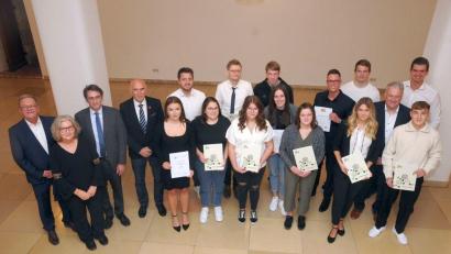 Bild: Joachim Gebhardt
Alle frischgebackenen 13 Preisträger mit den Gratulanten und der Schulleitung.