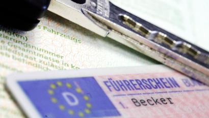 Symbolbild: Marius Becker/dpa 
Gleich drei Führerscheine legte eine 61-Jährige, die sich ein Auto ausleihen wollte, in einem Nabburger Autohaus vor.