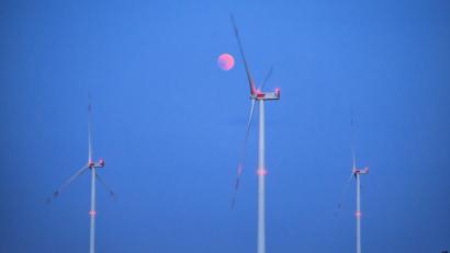 Bild: Florian Miedl/fph
Sobald die Tests für die gezielte Steuerung der Beleuchtung abgeschlossen sind, sollen die Lichter an den Windrädern abgeschaltet werden und nur noch leuchten, wenn tatsächlich ein Flugzeug vorbeifliegt.