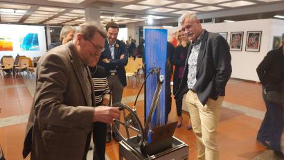 Bild: Kunz
Herbert Tischler versucht sich an einem Gerät, das Schrauben magnetisch nach oben transportiert.
