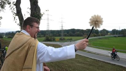Bild: Hirsch
Pfarrer Markus Meier segnete die sanierten Brücken bei Bubach und den Radweg von Waltenhof nach Wiefelsdorf.