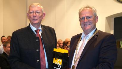 Bild: Hirsch
Oberbürgermeister Andreas Feller (rechts) bedankte sich beim Historiker und ehemaligem Amberger Stadtarchivar Johannes Laschinger (links) für den historischen Streifzug diurch die Geschichte von Schwandorf mit einem Geschenk.