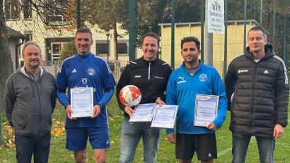 Bild: Wolfram
Die Spielführer der Teams mit Senioren-Spielleiter Christian Wolfram (rechts) und dem Regensburger Kreisvorsitzenden Harald Greß (links).